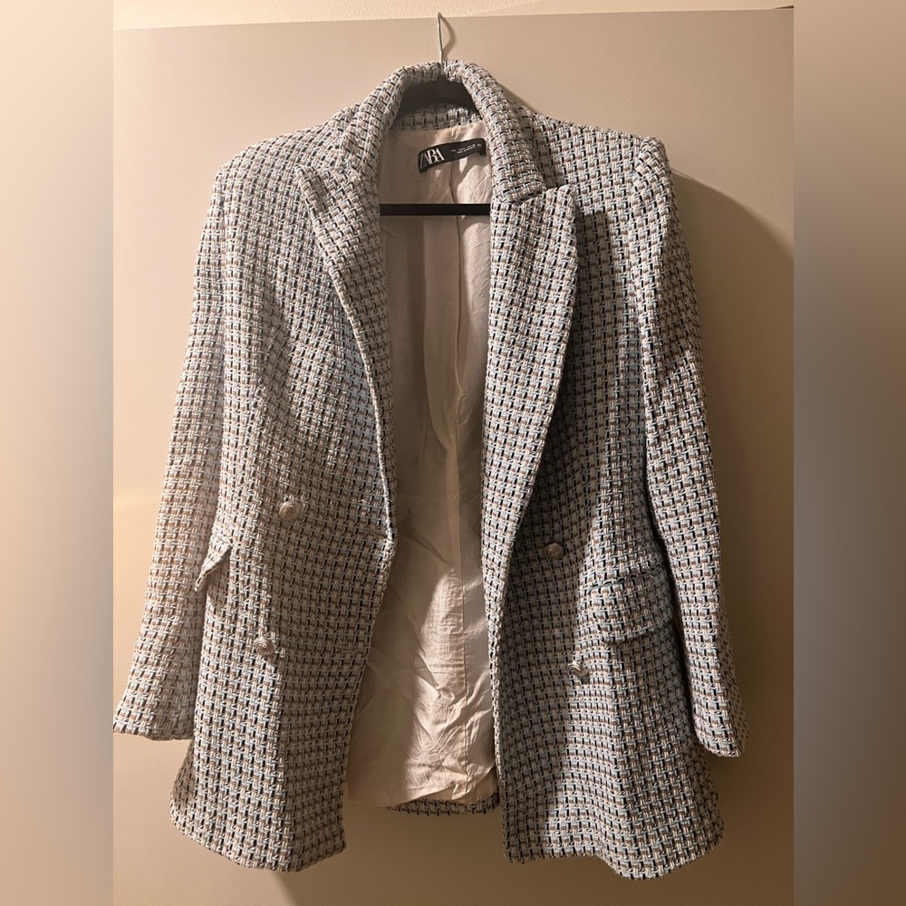 Beautiful Zara Blazer. Thick, lovely, size L.